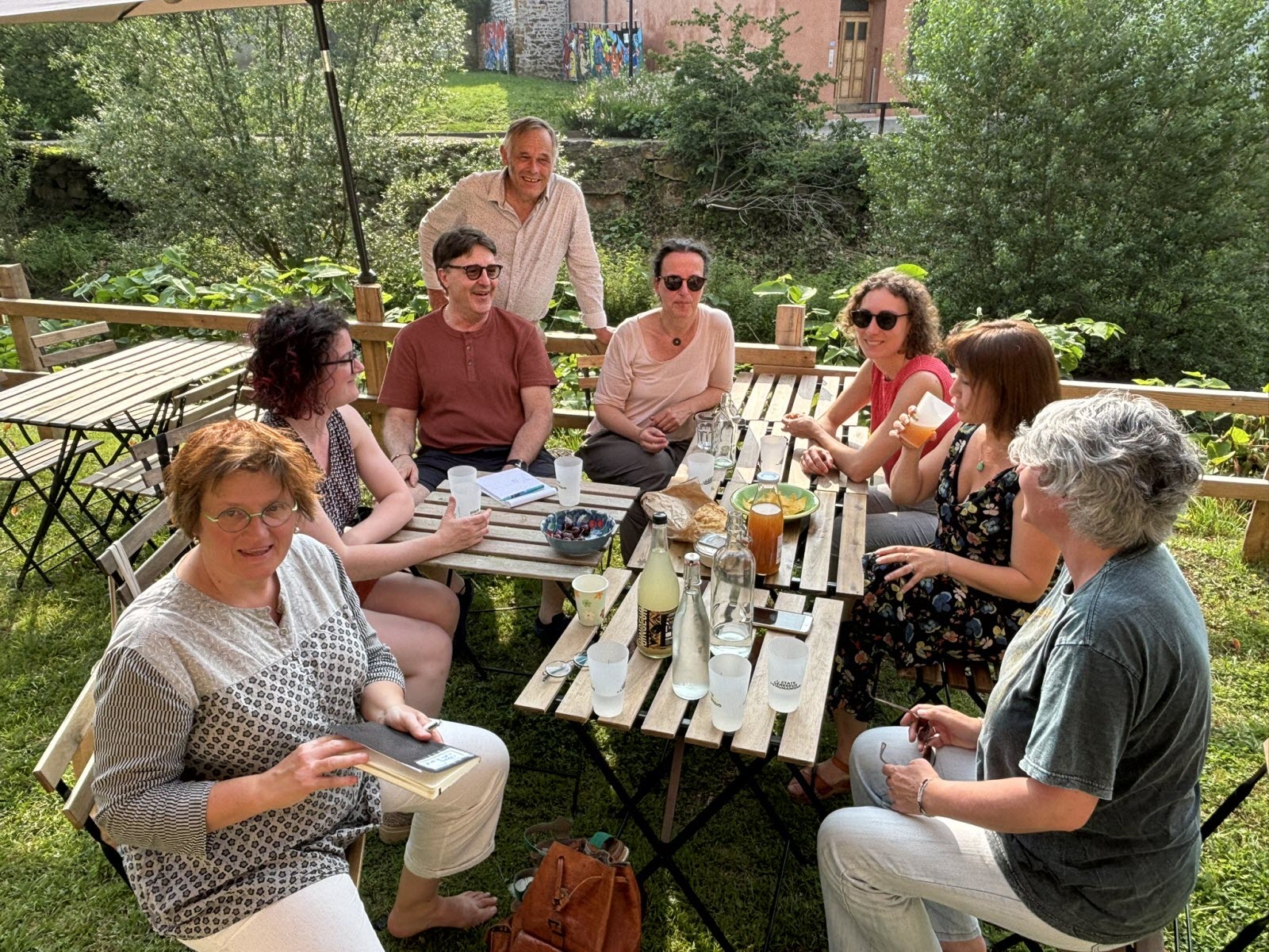 Ils veulent absolument « vivre ensemble » : l’habitat coopératif a le vent en poupe au nord-ouest de Lyon L’association L’Arbecoop promeut ce nouveau mode d’habitat inclusif et participatif à L’Arbresle, au travers d’un projet de création d’un logement proposant à 6 foyers chacun leur logement personnel et le partage d’espaces de vie communs.